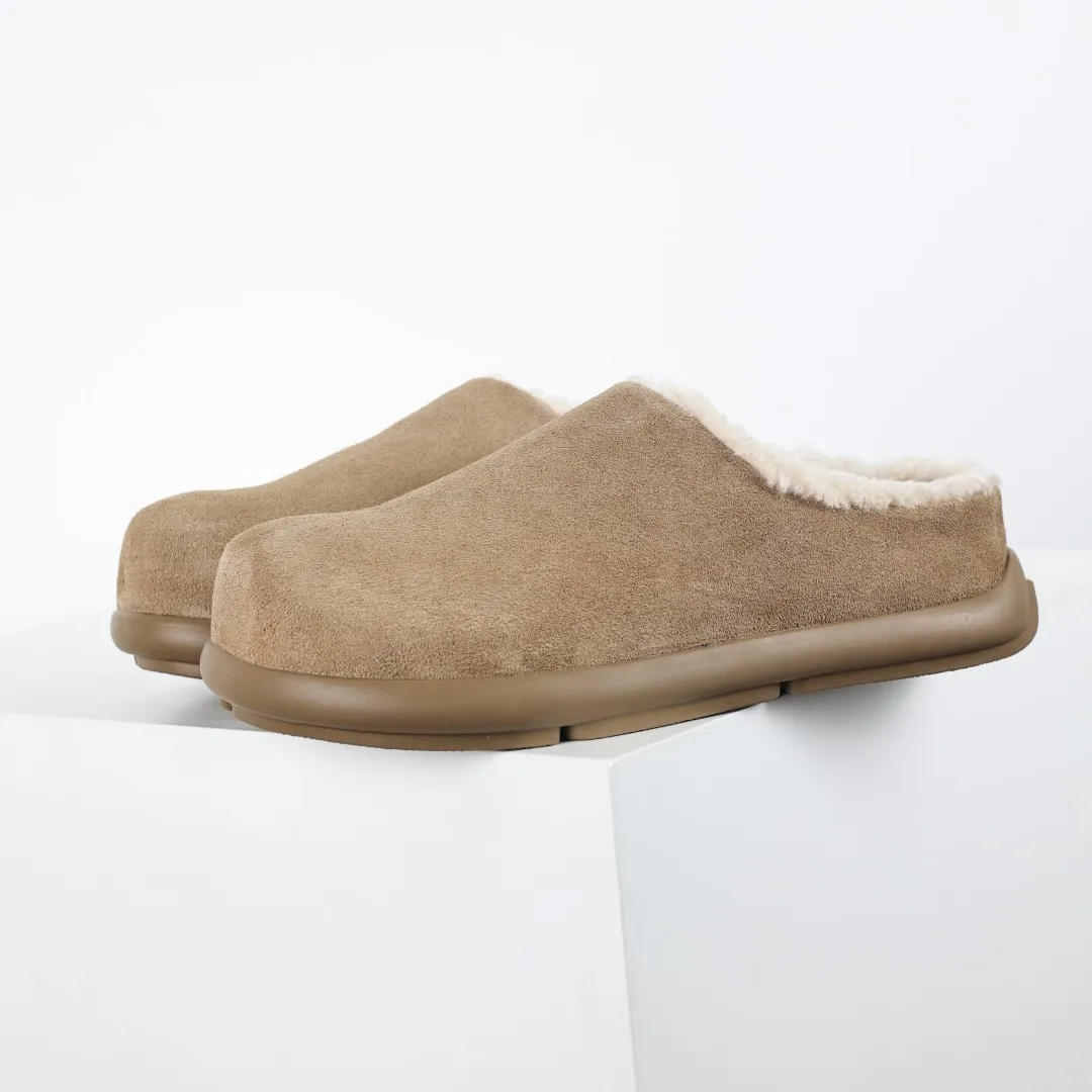Pick up locally💰560 Core recommendation Good price Independently developed original outsole and cashmere insole to keep you warm in winter and suitable for home use. In the new year, uug launched a style series, which is partially geared towards the preferences of young consumers and has also moved to the forefront of fashion trends. Shoe body material Water-repellent coated suede upper 17 mm UGGPURE™ implanted wool insole Lightweight non-slip comfortable rubber outsole With brand LOGO trademark Comes with a full set of packaging Size: 35 36 37 38 39 40 41 42 43 44